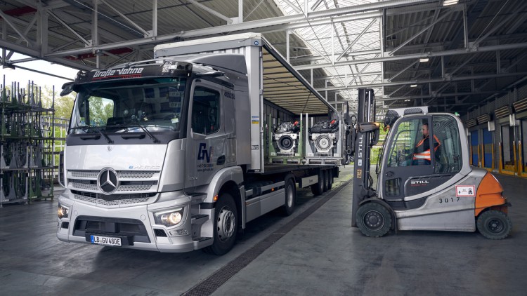 Zwischen den Werken der Mercedes-Benz Group Bad Cannstatt und Sindelfingen verkehren zwei eActros 300. Diese hat die Spedition Große-Vehne im Einsatz. Im Bild belädt ein Gabelstapler den Lkw grade mit Antriebssystemen.