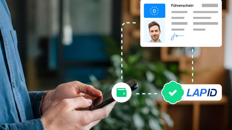Funktionsweise der digitalen Führerscheinkontrolle bei Lap ID: Zu sehen sind Hände und Oberkörper einer Person in einem Büro, die ein Handy hält. Auf dem Bild ist das Symbol für einen Dateiordner, ein Führerschein und ein Verifizierungshaken von Lap ID ve