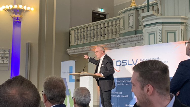 DSLV-Präsident Axel Plaß spricht in Berlin bei der Abendveranstaltung zur Mitgliederversammlung vor den Gästen