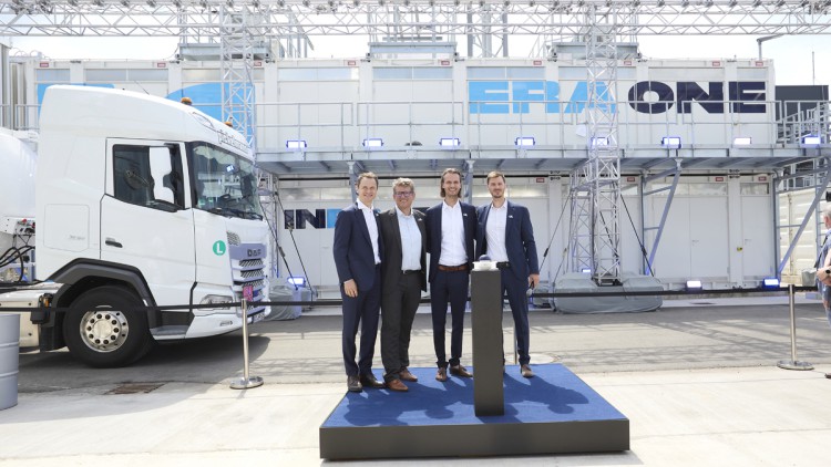 Das Management von Ineratec steht bei der Eröffnung vor der E-Fuels-Produktionsanlage (von links): Caspar Schuchmann, Ingo Katz, Maximilian Backhaus (CCO), Tim Böltken (CEO)