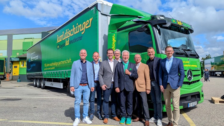 Stehen vor einem Lkw von Karldischinger Logistikdienstleister: Oliver Berger, Manager Transport Network bei Daimler Truck, Jürgen Distl, Head of Operations Mercedes-Benz Trucks, Karlkristian Dischinger, Geschäftsführer bei Karldischinger Logistikdienstlei