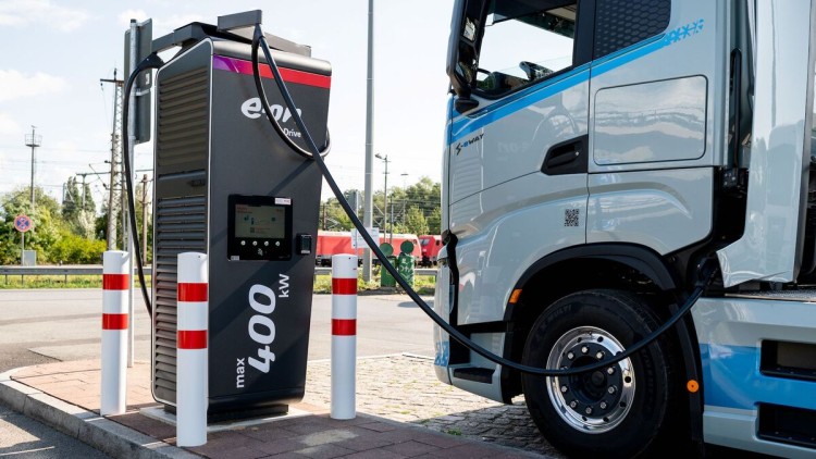 Elektro_Lkw_Ladestation_EON