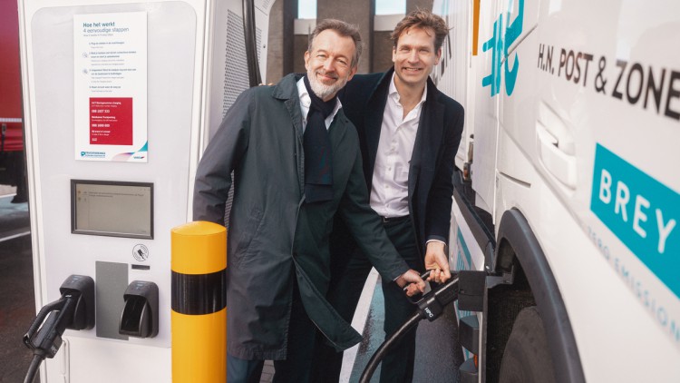 Bei der Eröffnung der ersten Ladestation im Hafen von Rotterdam: Boudewijn Siemons, COO und Interims-CEO der Port of Rotterdam Authority (links) und Vincent Karremans, Vertreter der Stadt Rotterdam (rechts) 