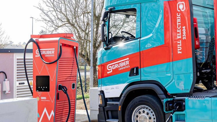 E-Lkw_Gruber_Logistics_Ladepunkt