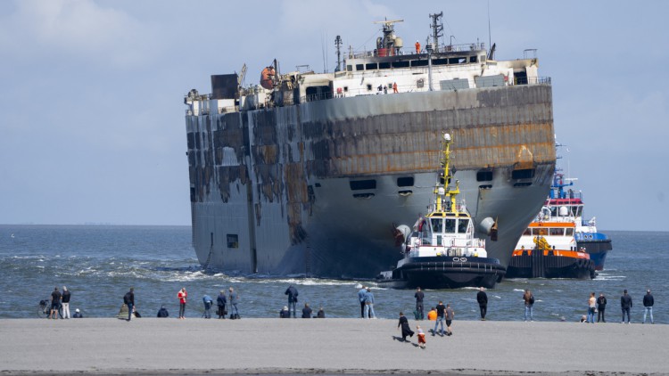 Der durch einen Brand zerstörte Autofrachter „Fremantle Highway“ wird am 3. August 2023 in den Hafen von Eemshaven gezogen