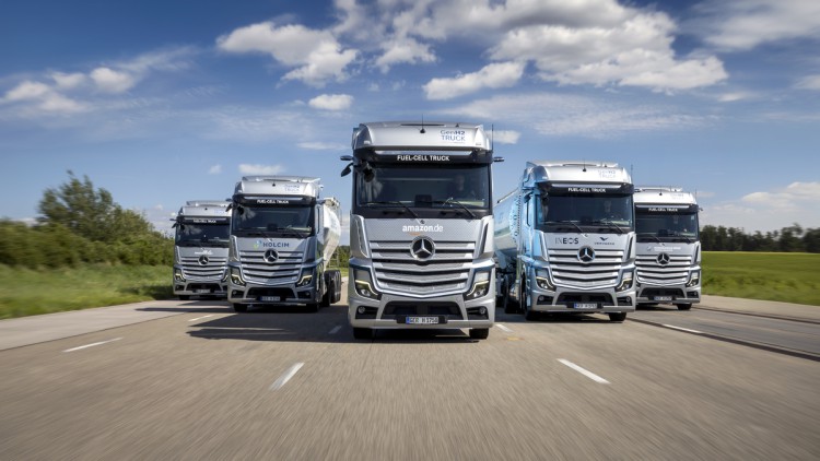 Prototypen des GenH2 von Daimler Truck fahren nebeneinander auf einer Straße