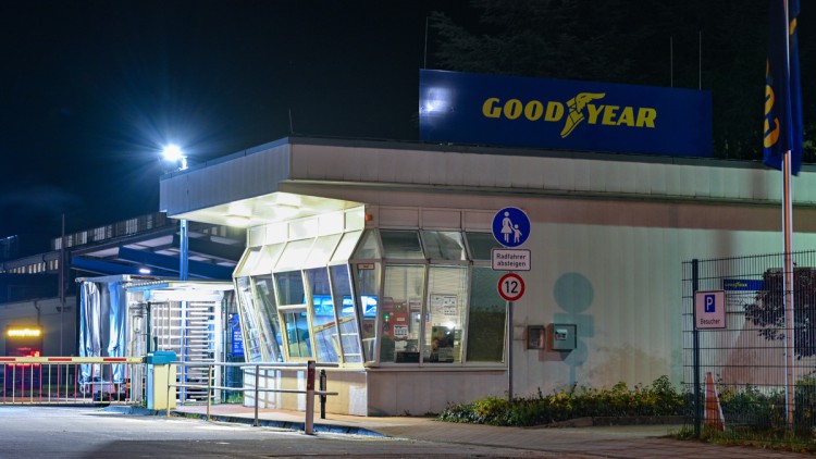 Beleuchtet ist am Abend die Werkszufahrt des Reifenherstellers Goodyear im brandenburgischen Fürstenwalde. 