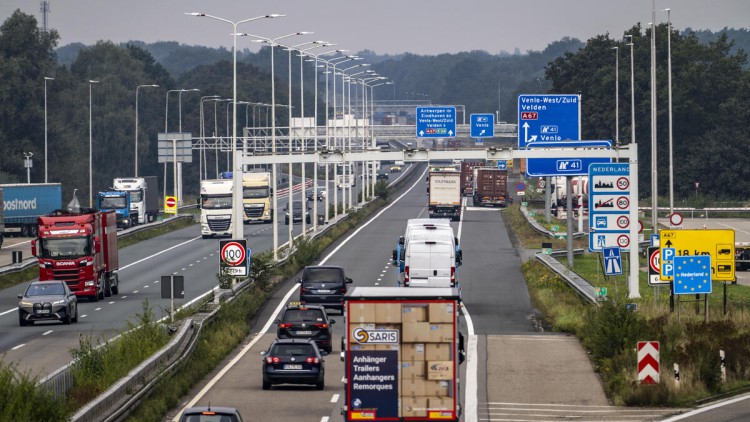 16. September 2024: Der Grenzübergang Straelen, zwischen Deutschland und den Niederlanden, Autobahn A40 und A67 in NL, Blick nach Richtung NL, erster Tag der verstärkten Grenzkontrollen gegen irreguläre Migration, der Verkehr läuft normal wie immer, NRW, 