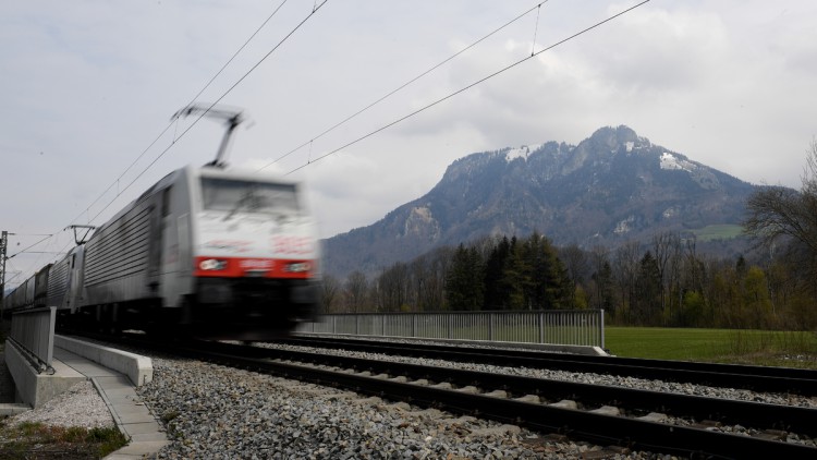 Ein Güterzug fährt durch das Inntal. In dem Tal wird gegen den geplanten Bau einer neuen Trasse in Richtung Brenner Basistunnel protestiert.