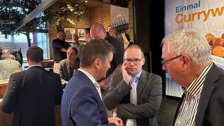 Der neue Wirtschaftsminister Niedersachsens Grant Hendrik Tonne von der SPD (mitte) im Gespräch mit  dem Hauptgeschäftsführer des GVN, Benjamin Sokolovic (links) und GVN-Präsident Mathias Krage (rechts) am 21. Mai 2025 auf dem 11. parlamentarischen Curryw