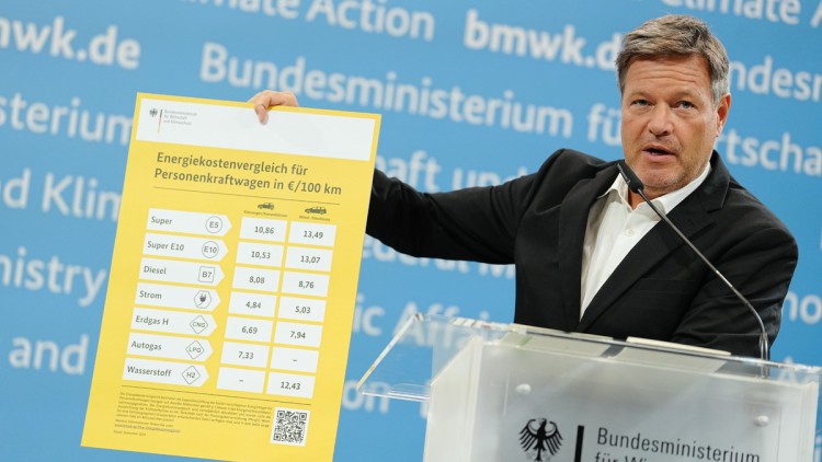 Robert Habeck (Bündnis 90/Die Grünen), Bundesminister für Wirtschaft und Klimaschutz, gibt eine Pressekonferenz nach dem "Autogipfel". Neben dem Branchenverband VDA und der Gewerkschaft IG Metall nahmen an der Videokonferenz die größten Automobilherstelle