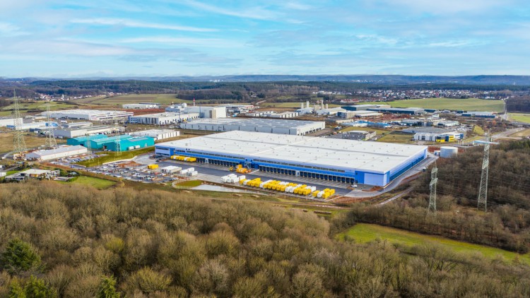 Der E-Fulfillment-Standort des Kontraktlogistikers ID-Logistics in Kaiserslautern. Zu sehen ist das 40.000 m² große  Center in dem Gewerbegebiet als Luftaufnahme. Vermietet wird es durch GLP