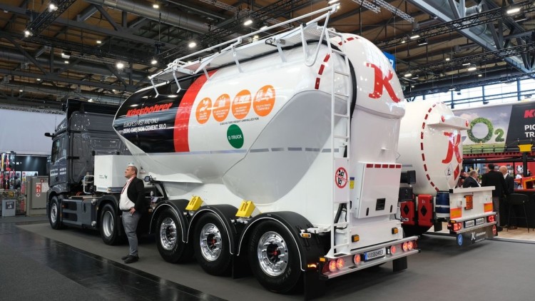 Kässbohrer präsentiert Zement-Silo-Auflieger speziell für E-Lkw