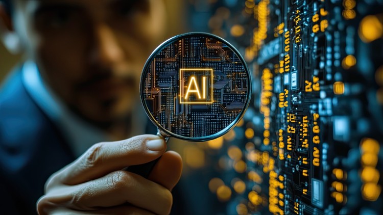 Symbolbild für Künstliche Intelligenz im Einsatz und Pflicht zur Prüfung und dass die letzte Entscheidung der Mensch treffen muss: Im Bild unscharf eine Person, die eine Lupe hält, die das Wort AI in leuchtenden Buchstaben vergrößert und daneben leuchtend
