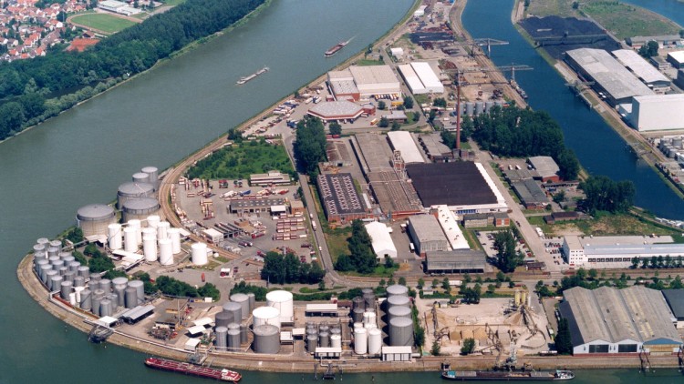 Eine neue Pilotanlage in Mannheim mischt strombasierte oder biogene Kraftstoffe (ReFuels) flexibel mit fossilen und dokumentiert die CO₂-Einsparung digital für jede Lieferung. Im Bild das Tanklager des Unternehmens Exolum als Luftbild