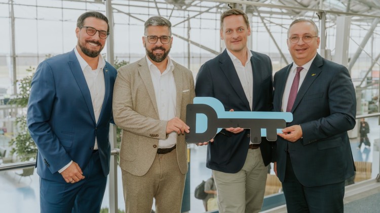 Freuen sich auf die Zusammenarbeit (v.r.): Cenk Özöztürk, Geschäftsführer der Flughafen Köln/Bonn GmbH, Philipp Debuch, Managing Director Industrial bei Fiege, Benjamin Looser, Managing Director Air Cargo Logistics bei Fiege und Tobias Lyssy, Vice Preside