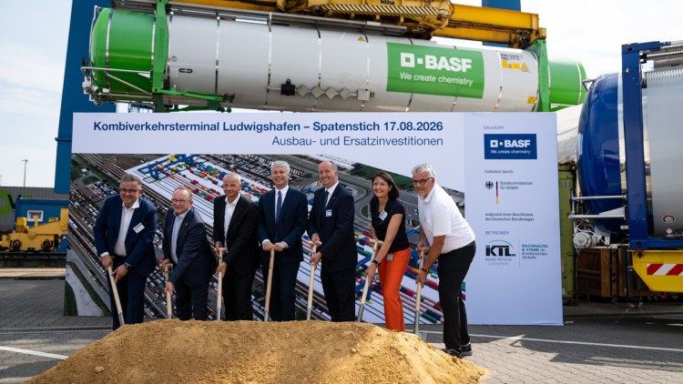 Symbolischer Spatenstich für die Erweiterung des Kombiverkehrsterminals in Ludwigshafen bei BASF (v.l.n.r.): Helmut Winterling, BASF, European Site & Verbund Management, Klaus Blettner, Oberbürgermeister von Ludwigshafen, Markus Kamieth, Vorstandsvorsitze