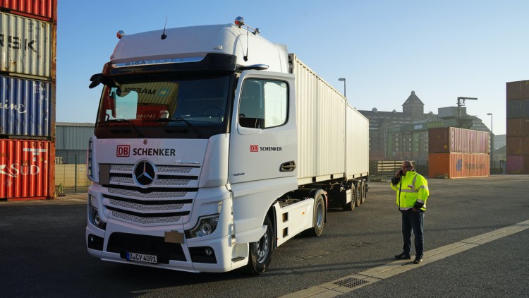 DB-Schenker_Lkw_Container