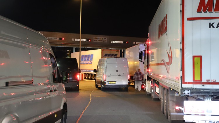 Lkw stehen in der Nacht vom 13. auf den 14. März am wegen des Streiks geschlossenen Frachttor am Flughafen Köln/Bonn. Der ganztägige Ausstand der Luftsicherheitskräfte am Donnerstag, den 14. März betrifft nach Verdi-Angaben mehrere Flughäfen. Auch am Frei