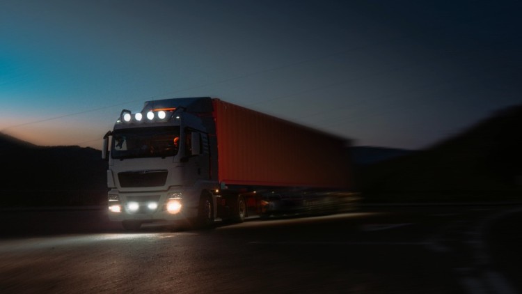 Lkw_Nacht_Volvo_DFDS