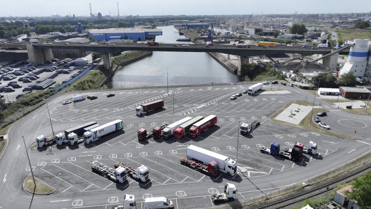 Hafen_Duisburg_Lkw-Parkplatz