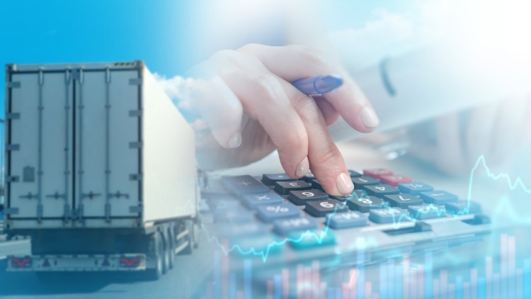 Links im Bild fährt ein Lkw auf einer Straße, rechts teils transparent darübergeschnitten eine Hand, die in einen Taschenrechner Zahlen eingibt mit einer blauen Grafenlinie, die zum Beispiel wirtschaftliche Entwicklungen darstellen könnte (Auf und ab)