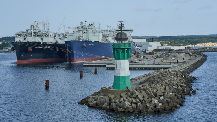 Die Regasifizierungsschiffe (FSRU) ENERGOS POWER (l.) und NEPTUNE liegen an ihrem Liegeplatz im Hafen Mukran auf der Insel Rügen.