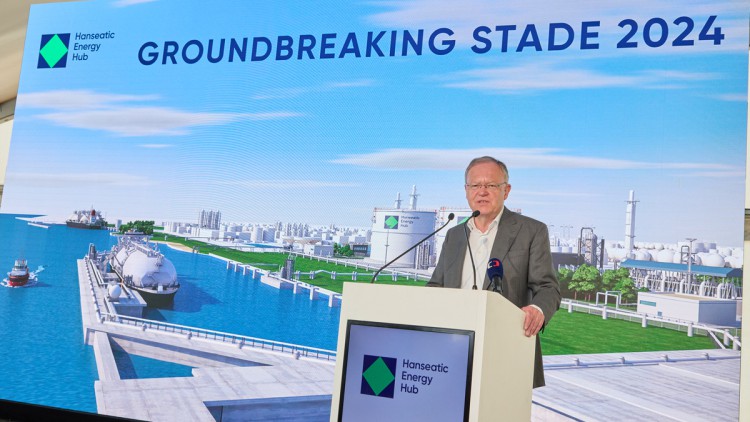 Stephan Weil (SPD), Ministerpräsident von Niedersachsen, steht am 28. Juni 2024 während dem offiziellen Spatenstich für das erste landbasierte Terminal für verflüssigte Gase in Deutschland auf der Bühne. Das LNG-Terminal in Stade bei Hamburg soll 2027 in 