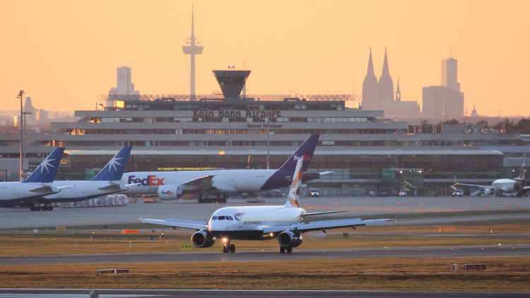 Frachtflugzeug_Flughafen_Koeln_Bonn