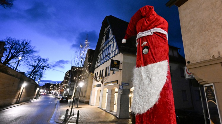 In ein Nikolauskostüm verhüllt steht eine stationäre Blitzersäule in der Innenstadt von Ilsfeld. Wer wie in den Vorjahren hinter dieser Aktion zum Nikolaustag steckt, ist nach wie vor ein Rätsel.