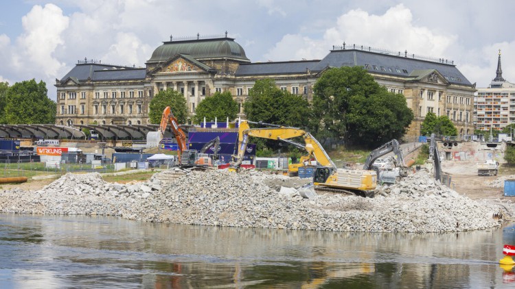 Beschreibung Nach dem Teileinsturz der Carolabrücke, wurden die Abrissarbeiten mit der Beseitigung des letzten Brückenpfeilers abgeschlossen, Dresden, Sachsen, Deutschland