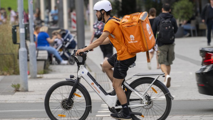 Lieferando Fahrer auf Fahrrad 