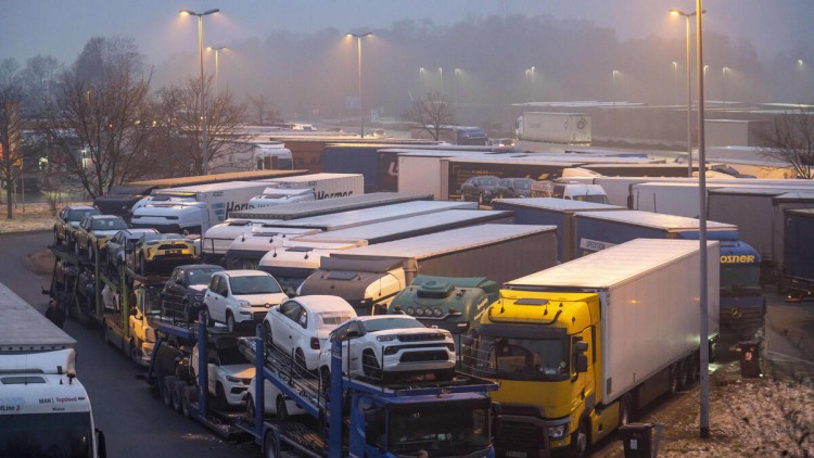 Lkw-Parkplatznot: Spezialist fordert Unternehmen zur Eigenverantwortung auf Lkw parken am Lkw-Parkplatz an einer Autobahn-Rassttätte