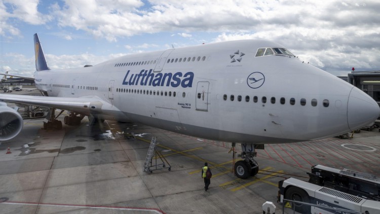 Jumbojet Boeing 747-400 der Fluggesellschaft Lufthansa auf dem Flughafen Frankfurt, Deutschland