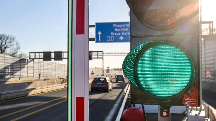 Schrankenanlage an der A43 wegen maroder Bruecke zur Kontrolle von Fahrzeugen ab 3,5 Tonnen zwischen den Kreuzen Recklinghausen und Herne