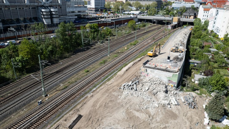 Luftbild der abgerissenen Ringbahnbrücke