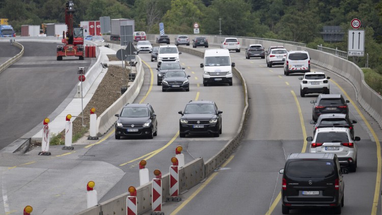 Der Verkehr rollt wieder über die Salzbachtalbrücke