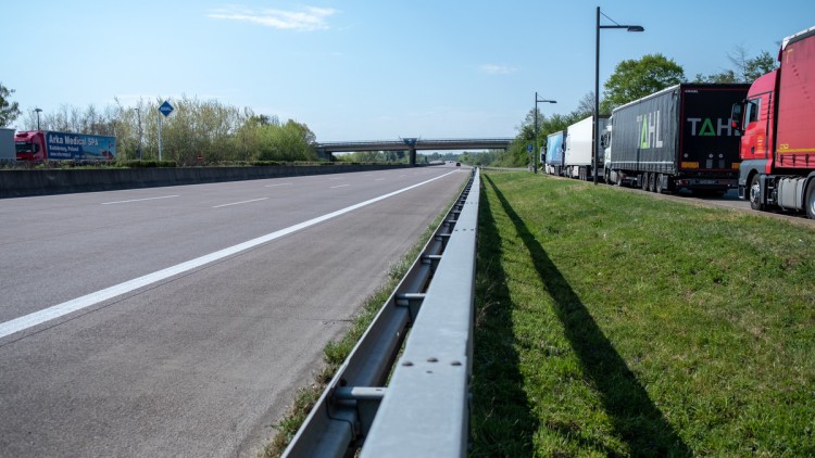 Leere Autobahn und parkende Lkw wegen Sonntagsfahrverbot
