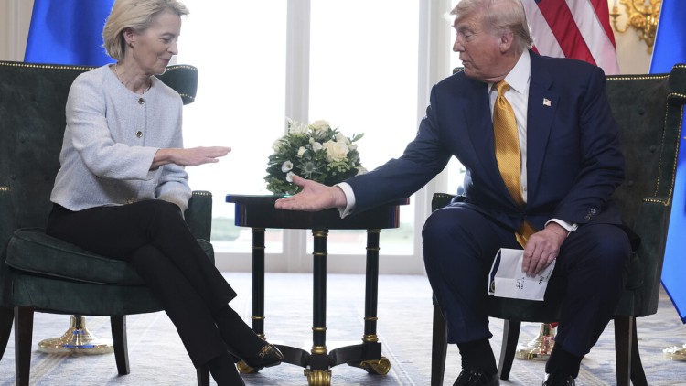 Trump und Ursula von der Leyen besiegeln den Zoll-Deal mit Handschlag