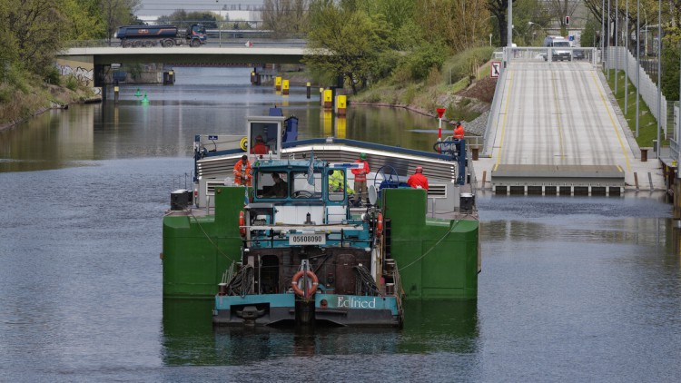 Verladen einer Siemens Gasturbine von der Strasse auf den BEHALA-Schwergutshuttle ueber eine Rampe am Charlottenburger Verbindungskanal, der Shuttle transportiert die Turbine zur Verschiffung in den Westhafen 