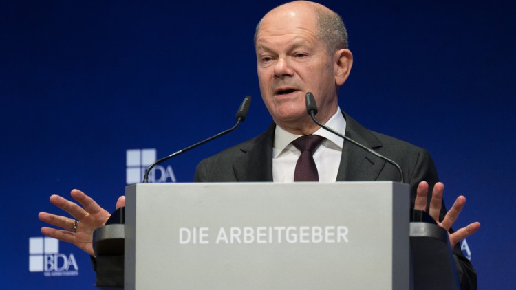 Bundeskanzler Olaf Scholz (SPD) spricht während des Deutschen Arbeitgebertages 2024 der Bundesvereinigung der Deutschen Arbeitgeberverbände (BDA).