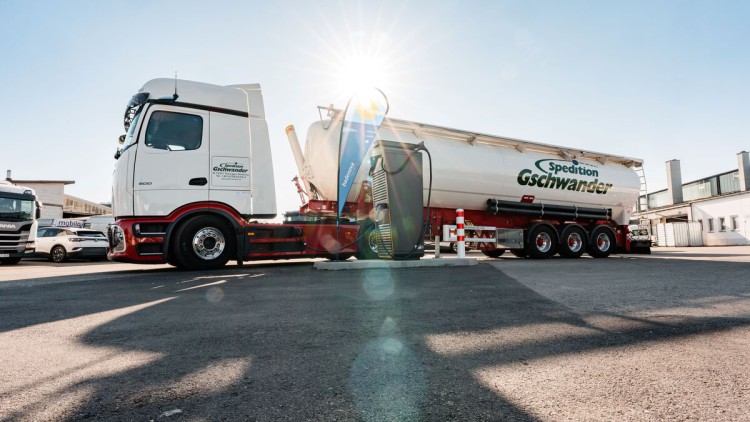 Auf dem Betriebshof der Spedition Gschwander in Teningen steht ein Schüttgut-Lkw vor einer Ladesäule des Energieversorgers Badenova