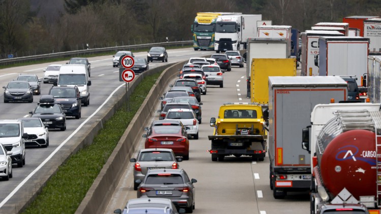 Stau zu Ostern auf der Bundesautobahn A3 in Richtung Frankfurt neben der ICE Hochgeschwindigkeitstrasse nahe der Hallerbachtalbrücke nahe Neustadt (Wied) in Rheinland-Pfalz. Zwischen der mittleren und der linken Spur haben die Fahrzeuge eine Rettungsgasse