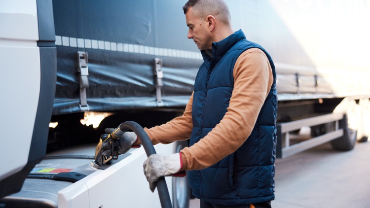Lkw Fahrer beim Tanken