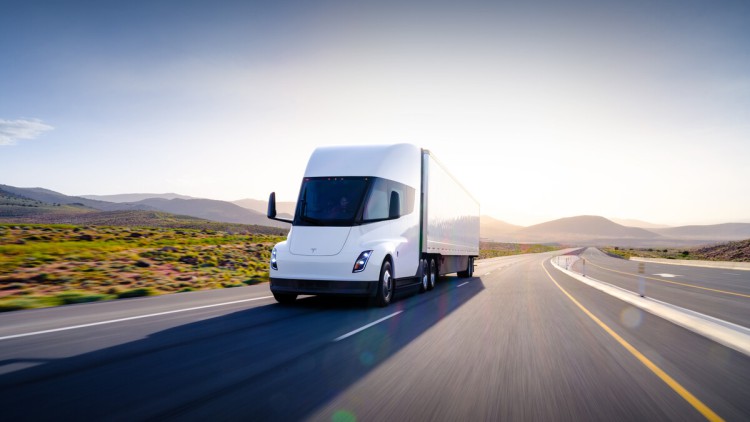 Der E-Lkw Tesla Semi auf einer Straße in den USA