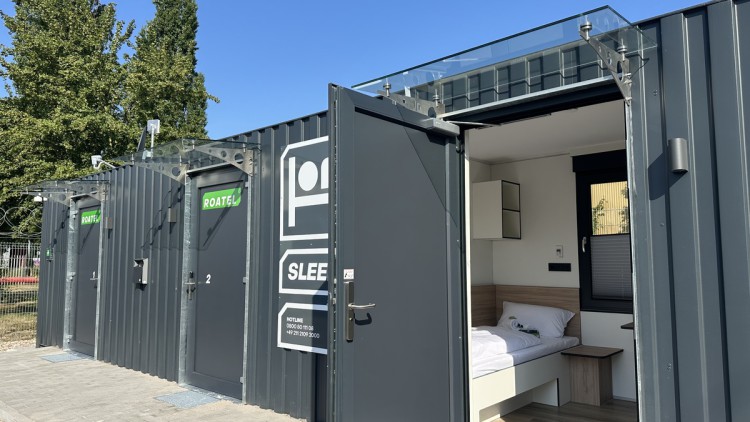 Am Lagerstandort Gimbsheim von TST in Rheinland-Pfalz ist ein Mikrohotel für Berufskraftfahrer des Anbieters Roatel entstanden. Sie können dort ihre regelmäßige wöchentliche Ruhezeit verbringen und haben zugleich einen Stellplatz für den Lkw in der Nähe. 