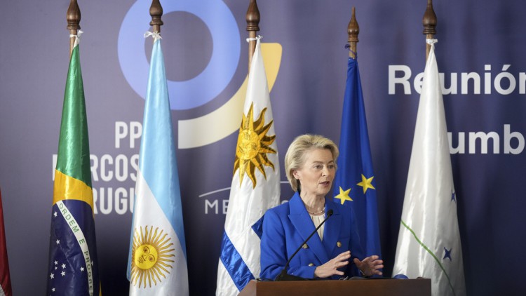 EU-Kommissionspräsidentin Ursula von der Leyen spricht während des Mercosur-Gipfels am 6. Dezember 2024 in Urugay