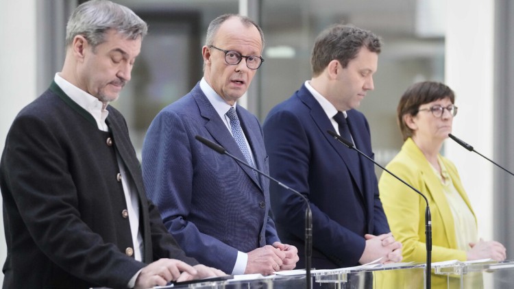 Von Links: Bayerns Ministerpräsident Markus Söder von der CSU, Friedrich Merz, Bundesvorsitzender der CDU und die SPD-Führungsspitze Lars Klingbeil und Saskia Esken am 8. März 2025 bei einer Pressekonferenz