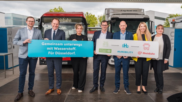 Bei der Eröffnung der Wasserstofftankstelle von H2 Mobility in Düsseldorf (v.l.n.r.): Martin Jüngel, Geschäftsführer und CFO, H2 Mobility, Dr. Stephan Keller, Oberbürgermeister der Stadt Düsseldorf, Mona Neubaur, Ministerin für Wirtschaft, Industrie, Klim