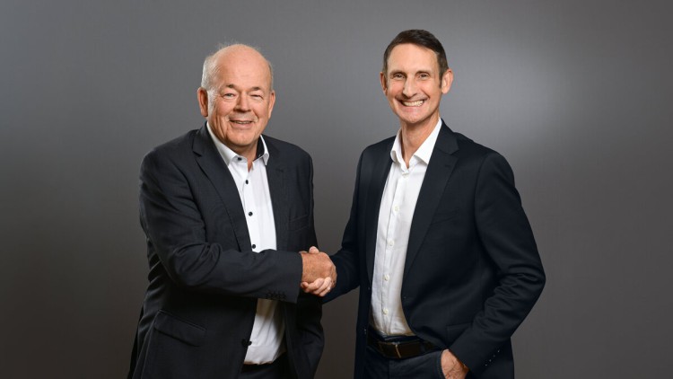 Wechsel in der Grieshaber-Geschäftsführung: Roland Futterer (links) übergibt an Sven Kronenberg